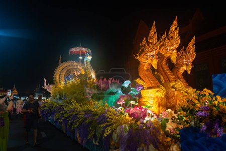 Téléchargez les photos : Bangkok, Thaïlande - 11 avril 2024 : Le magnifique défilé de Songkran à Sanam Luang.Les chars sont joliment décorés. Miss Songkran est la reine de beauté de Miss Univers Thaïlande 2023.soft power - en image libre de droit