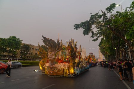 Téléchargez les photos : Bangkok, Thaïlande-Avril, 11,2024 : Procession de Nang Noppamas le jour du Songkran Softpower pour l'organisation d'un grand événement du Songkran Il y avait des processions de diverses provinces participant à la grande procession. - en image libre de droit