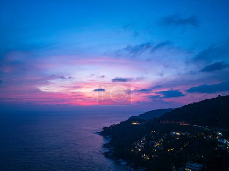 Téléchargez les photos : Aerial view pink cloud in stunning sunset at the sea in sunset. - en image libre de droit