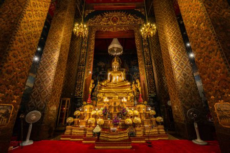 La imagen de Buda de oro en la capilla de Wat Bowonniwet Vihara está montada y bellamente decorada para servir como objeto de culto..