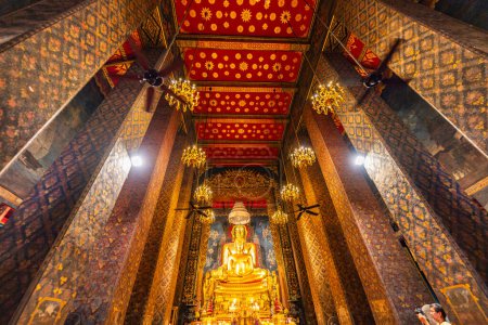 La imagen de Buda de oro en la capilla de Wat Bowonniwet Vihara está montada y bellamente decorada para servir como objeto de culto..