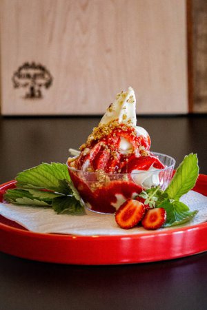 Téléchargez les photos : Dessert santé rafraîchissant avec crème glacée crémeuse - en image libre de droit