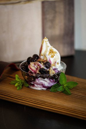 Téléchargez les photos : Dessert santé rafraîchissant avec crème glacée crémeuse - en image libre de droit