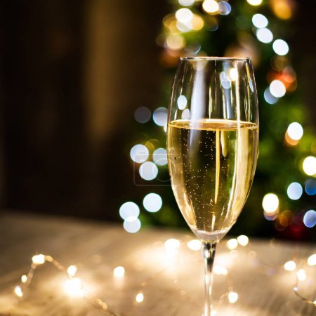 Foto de Dos copas de champán nuevo año víspera celebración Navidad brindis animando vacaciones de temporada de invierno. Foto de alta calidad - Imagen libre de derechos