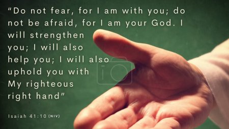 Téléchargez les photos : Verset biblique Ésaïe 41 : 10 - Ne craignez donc pas, car je suis avec vous ; ne vous effrayez pas, car je suis votre Dieu. Je vous fortifierai et je vous aiderai ; je vous soutiendrai de ma droite juste. - en image libre de droit