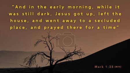 Téléchargez les photos : Marc 1 : 35 - Très tôt le matin, alors qu'il faisait encore nuit, Jésus se leva, quitta la maison et partit pour un lieu solitaire, où il pria. - en image libre de droit