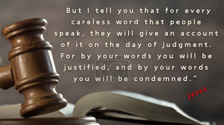 Matthieu 12 : 36 - Mais je vous dis que chacun devra rendre compte au jour du jugement de chaque parole vide qu'il aura prononcée. Une photo du marteau d'un juge sur un livre.