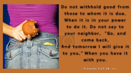Téléchargez les photos : Proverbes 3 : 27-28 Ne retiens pas le bien à ceux à qui il est dû, quand il est en ton pouvoir d'agir. Ne dites pas à votre voisin, Revenez demain et je vous le donnerai ", alors que vous l'avez déjà avec vous. Fille cachant un beignet dans son dos - en image libre de droit