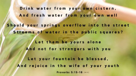 Proverbes 5 : 15-18 - Buvez de l'eau de votre propre citerne, de l'eau courante de votre propre puits. . . et réjouissez-vous de la femme de votre jeunesse. Une photo d'eau fraîche et propre coulant d'une casserole.