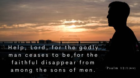 Verset biblique Psaume 12 : 1 Au secours, Seigneur, car l'homme pieux cesse ! Car les fidèles disparaissent parmi les fils des hommes. Une image de profil sombre d'un homme regardant vers le soleil couchant.