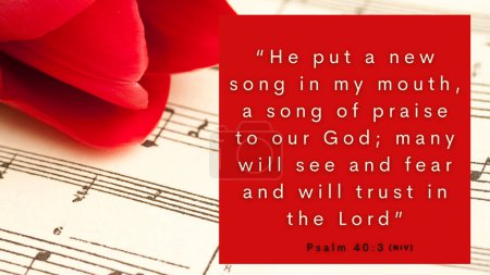 Bibelvers Psalm 40: 3 "Er legte ein neues Lied in meinen Mund, ein Loblied auf unseren Gott. Viele werden den Herrn sehen und fürchten und ihm ihr Vertrauen schenken ". Auf Notenblatt mit roten Rosenblättern präsentiert.