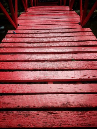 Foto de Puente de madera roja en el parque - Imagen libre de derechos