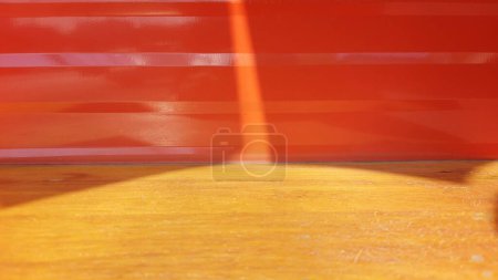 Foto de Mesa de madera con fondo rojo y blanco - Imagen libre de derechos