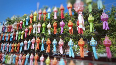Foto de Palitos de incienso numerados encendidos en templos de Tailandia - Imagen libre de derechos