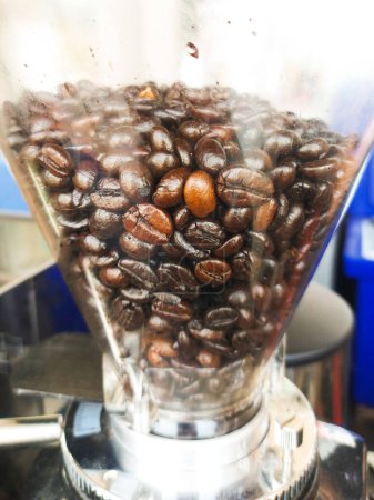 Foto de Primer plano de cafetera y granos de café - Imagen libre de derechos