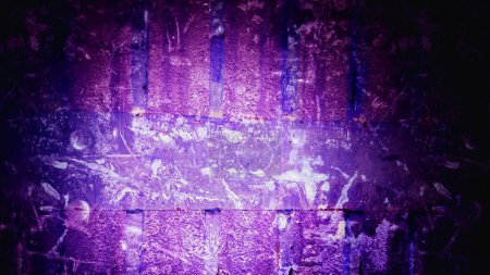 Foto de Una pared púrpura con una luz púrpura entrando a través de ella - Imagen libre de derechos