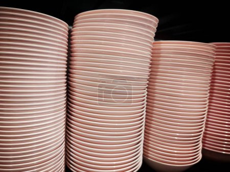 Foto de Foto de primer plano de pila de platos de plástico - Imagen libre de derechos