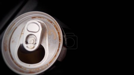 Foto de Lata de aluminio llena de lata de soda con un fondo negro - Imagen libre de derechos