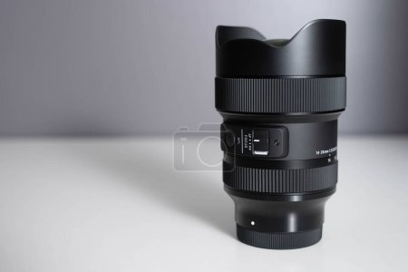 Foto de Una lente de cámara de gran angular sentada en posición vertical con una campana de lente - Imagen libre de derechos