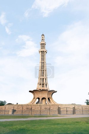 Foto de Minar-e-Pakistan, donde se aprobó la Declaración de la Independencia de Pakistán en el año 1940. - Imagen libre de derechos