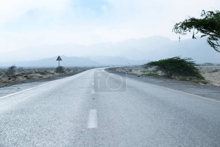 Foto de Autopista recta de asfalto que pasa por la ciudad. - Imagen libre de derechos
