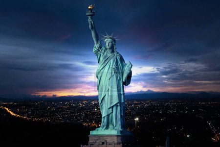 Foto de La Estatua de la Libertad sobre la escena del paisaje urbano de Nueva York junto al río, cuya ubicación es inferior Manhattan, Arquitectura y edificio con concepto turístico - Imagen libre de derechos
