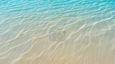 Téléchargez les photos : Sables tropicaux sous les vagues peu profondes - Résumé de l'eau de mer - en image libre de droit