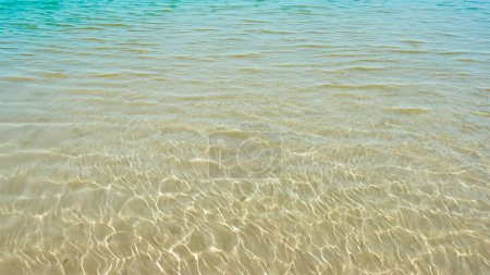 Flacher Ozean Glückseligkeit - Kristallklares Wasser über sandigen Wellen
