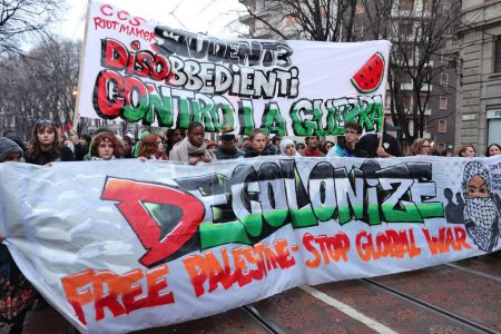Foto de Milán - Lombardía - Italia - 24 de febrero de 2024. Marcha pro-palestina en el centro de Milán - Imagen libre de derechos