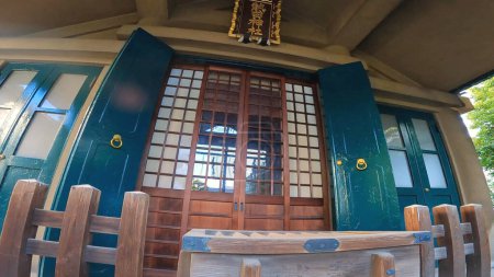 Téléchargez les photos : Sanctuaire plat offre boîte Porte treillis porte verte shoji japonais, Tokyo, Asakusa, Imado - en image libre de droit