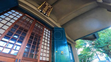 Téléchargez les photos : Sanctuaire plat offre boîte Porte treillis porte verte shoji japonais, Tokyo, Asakusa, Imado - en image libre de droit