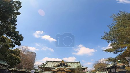 Foto de Edificio del santuario de Ueno Toshogu nubes de techo de cielo azul UenoEl enfoque al santuario de Ueno Toshogu en el Parque de Ueno, Tokio, Japón - Imagen libre de derechos