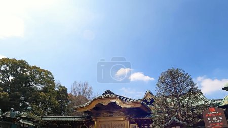 Foto de Edificio del santuario de Ueno Toshogu nubes de techo de cielo azul UenoEl enfoque al santuario de Ueno Toshogu en el Parque de Ueno, Tokio, Japón - Imagen libre de derechos