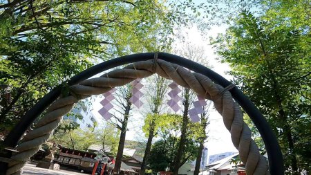 Foto de Tanashi Shrine, Nishi-Tokyo City, Tokio, Japón.Basado en la filosofía de los cinco elementos, cinco deidades del dragón, el Dragón Dorado, el Dragón Azul, el Dragón Rojo, el Dragón Blanco y el Dragón Negro, residen dentro de los terrenos del santuario. El santuario principal fue construido - Imagen libre de derechos
