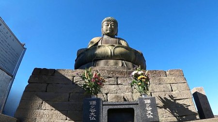 Foto de El Gran Buda de Kamagaya en la ciudad de Kamagaya, Prefectura de Chiba, JapónEn noviembre de 1776, Okuniya Fukuda Bunemon, que vivía en Kamagaya-juku, hizo que Tagawa Shozen, un artesano de fundición en Kanda, Edo, hiciera esta estatua para orar por el reposo de la - Imagen libre de derechos