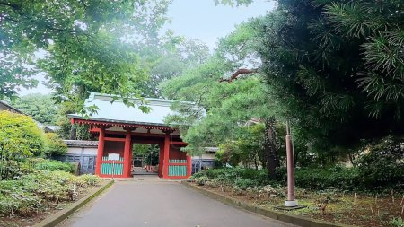 Téléchargez les photos : Le sanctuaire Senba Toshogu est situé à Kosenba-cho, dans la ville de Kawagoe, préfecture de Saitama, au Japon. C'est l'un des trois principaux sanctuaires Toshogu au Japon avec Nikko et Kunouzan. En 1616, quand le Shogun Tokugawa Ieyasu mourut et fut enterré au Mt. Nikko, un mem - en image libre de droit