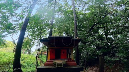 Foto de Un pequeño jardín japonés en Kita-in Temple, Kawagoe Daishi, Kawagoe City, Prefectura de Saitama, Japón. Un pequeño dios está consagrado en el centro. - Imagen libre de derechos