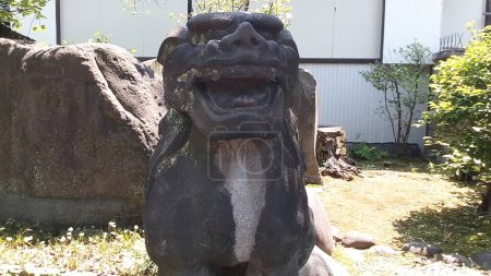 Mimeguri-Schrein, ein Schrein in Mukojima, Sumida-ku, Tokio, JapanVor 700 Jahren gab es einen kleinen Schrein. Als ein reisender Mönch sie ausgrub, um sie wieder aufzubauen, wurde ein Topf ausgegraben. Darin befand sich die Statue eines alten Mannes auf einem weißen Fuchs. Der weiße Fuchs 
