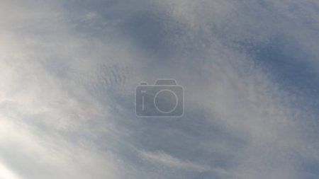 Foto de Cielo de invierno cielo nublado nube blanca nube espesa cielo de invierno nube - Imagen libre de derechos