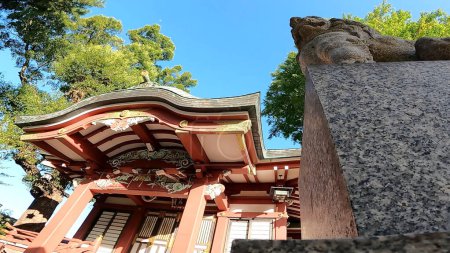Téléchargez les photos : Sanctuaire Shibamata Hachiman à Shibamata, quartier Katsushika, Tokyo, JaponNotre bâtiment sanctuaire est construit au sommet d'une ancienne tombe qui daterait de la seconde moitié du VIe siècle. Cela a été souligné parce que ce qui semblait être la pierre angulaire - en image libre de droit