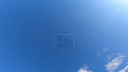 Foto de Crisp blue sky Winter blue sky Sky blue, Fuente de luz. Luz solar. - Imagen libre de derechos
