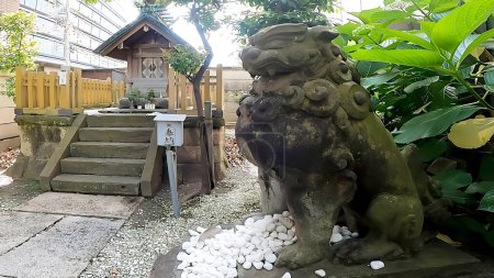 Foto de Botan Sumiyoshi Shrine fue construido en 1719 como una rama de la isla de Tsukuda Sumiyoshi Shrine, ya que el área alrededor de este santuario se utilizó como un caladero para los pescadores de la isla de Tsukuda. Después de eso, esta área se llamaba Fukagawa Tsukudukudo-cho - Imagen libre de derechos