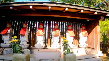 Temple Seiganji, un temple situé à Honmachi, Nakano-ku, Tokyo, JaponCe temple a été construit il y a 600 ans par un homme à succès, Kuro Suzuki. Il a été inspiré par la mort malheureuse de sa fille. Elle est décédée en .https : / / youtu.be / zRZZsaqAyF4