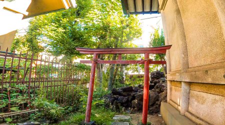 Sanctuaire Atsuta, un sanctuaire à Imado, Taito-ku, Tokyo, JaponIl a été fondé à la fin de la période Sengoku. Elle a été fondée par tous les agriculteurs du village de Yamaya en tant que divinité gardienne. La photo provient du sanctuaire du commissariat. https : / / youtu.be / exk6YvlAKHw