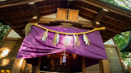 Sanctuaire Omiya Hachiman, un sanctuaire situé dans un quartier résidentiel, quartier Suginami, Tokyo, JaponLa fée du petit oncle est célèbre. La photo provient du sanctuaire du commissariat. https : / / youtu.be / D57asTFPibY