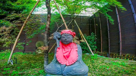 Un temple dans un endroit caché. Un temple à Hatsudai, quartier Shibuya, Tokyo, Japon. Il s'agit d'un temple séparé du Temple Yakuoin Ioji Rurizan (Temple Higashi Hasedera, communément appelé "Temple Botanji"). https://youtu.be/wdWr7sFgQ34