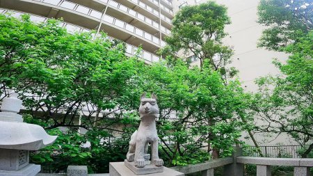 Der Ginsekai Inari Schrein befindet sich in der Ecke des Shinjuku Park Tower, Nishi-Shinjuku, Shinjuku-ku, Tokio, Japan. Dieses ganze Gebiet war während der Edo die Residenz eines gewissen Feudalherren. https://youtu.be/pLcNyKUYbqM