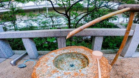 Der Ginsekai Inari Schrein befindet sich in der Ecke des Shinjuku Park Tower, Nishi-Shinjuku, Shinjuku-ku, Tokio, Japan. Dieses ganze Gebiet war während der Edo die Residenz eines gewissen Feudalherren. https://youtu.be/pLcNyKUYbqM