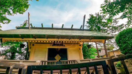 Schreinanbetungshalle Kamimachi Tenso Shrine.Kamimachi Tenso Shrine, ein Schrein in Setagaya, Tokio, JapanAngrenzend an einen Park, befindet er sich im hinteren Teil eines sauberen Raumes. https: / / youtu.be / D _ YIrNmm2Nk