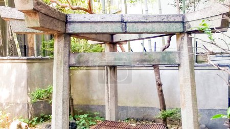 Drei-Säulen-torii.Mimeguri-Schrein ist ein Schrein in Mukojima, Sumida Ward, Tokio, Japan.https: / / youtu.be / -kXnJ-vs0-0